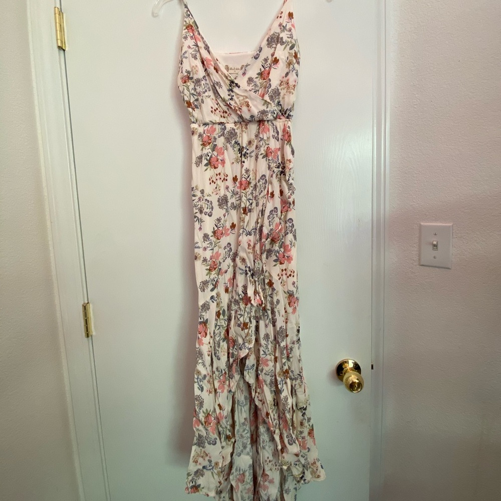 Altar’d State Dress. Size XS, Color white (with flowers) , maxi dress